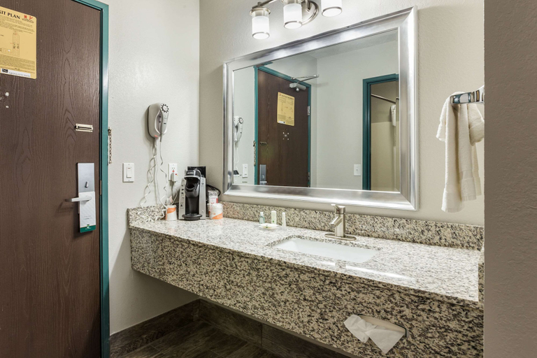 Bathroom 5, Quality Inn, Clare