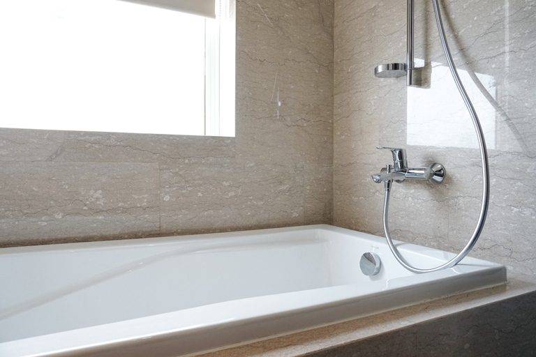 Bathroom 3, Cozy with Private Lift 2BR at Menteng Park Apartment, Central Jakarta