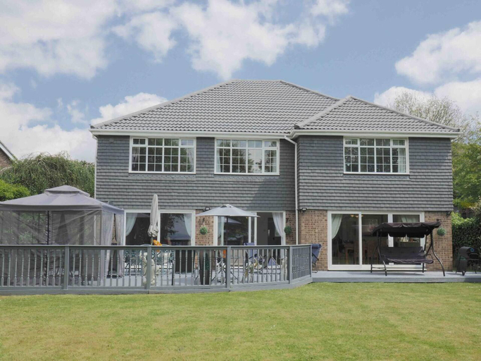 Exterior & Views 2, Inviting 7-bed House With sea Views in Hythe, Kent