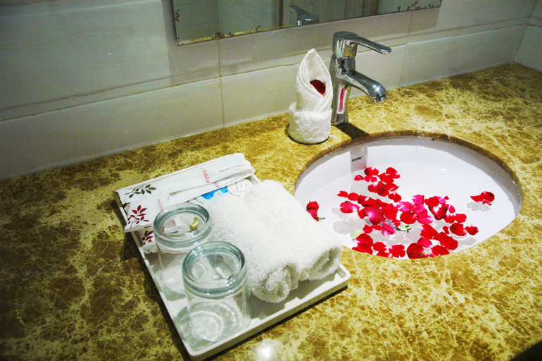 Bathroom 4, Sunny Holiday Hotel, Yangon