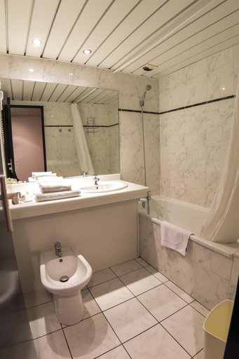 Bathroom, America Hotel Lourdes, Hautes-Pyrénées