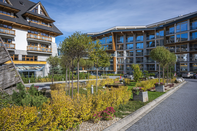 Exterior & Views