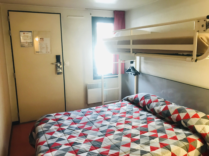 Bedroom 3, Premiere Classe Chambery, Savoie