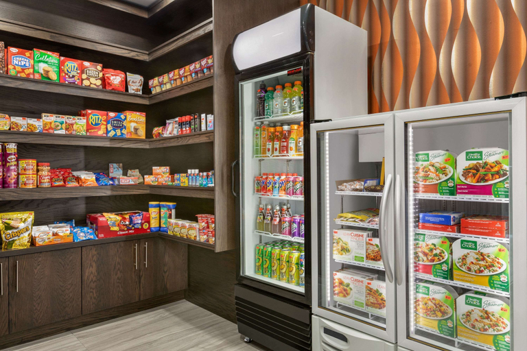 Food & Drinks 5, Super 8 by Wyndham Ajax/Toronto On, Durham