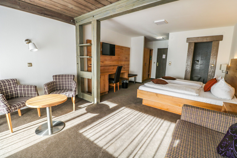 Bedroom 4, Hotel Quellenhof, Garmisch-Partenkirchen