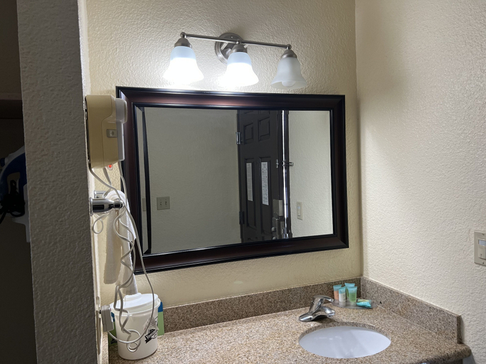 Bathroom 4, Yosemite Sierra Inn, Madera