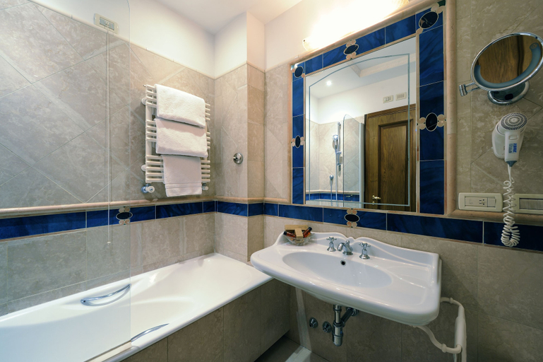 Bathroom 5, GIULIO CESARE COMFORT ROOMS, Rome
