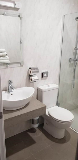 Bathroom 4, Cahir House Hotel
