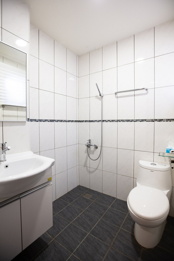 Bathroom 4, K&B Happy Hostel, Tainan