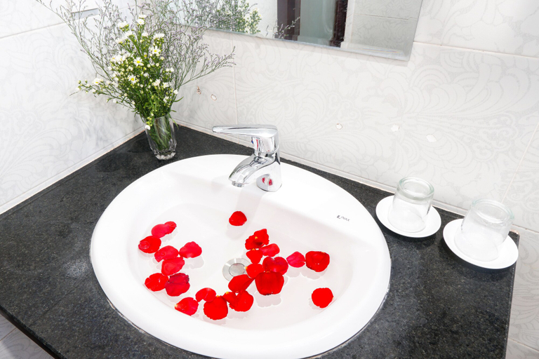 Bathroom 4, Hue Royal Hotel, Huế