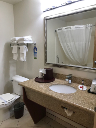 Bathroom 4, Days Inn & Suites by Wyndham Gresham, Multnomah