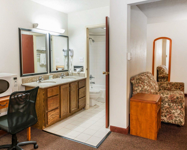 Bathroom 5, Quality Inn South, Marion