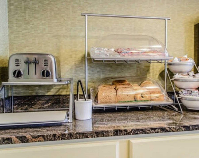 Food & Drinks 5, Baymont by Wyndham Harrisburg, Dauphin