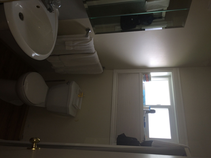 Bathroom 3, Fort Motel, Division No. 3
