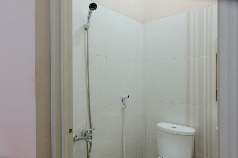 Bathroom 4, OYO 1595 Javas Guest House, Malang