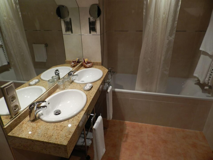 Bathroom 4, Hotel Les Truites, Pyrénées-Orientales
