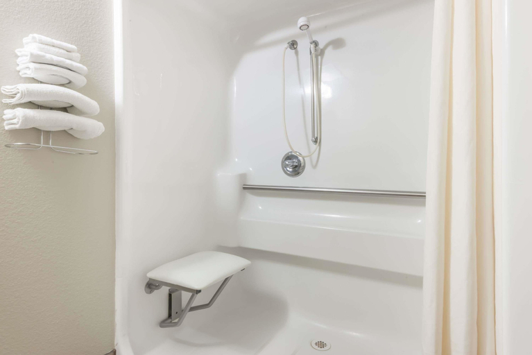 Bathroom 4, Super 8 by Wyndham Kimball, Kimball