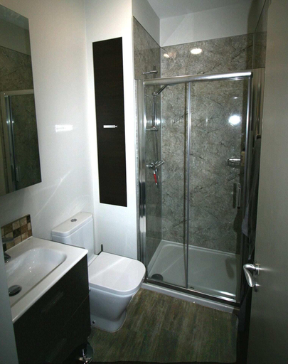 Bathroom, Stylish Light-filled 1 Bedroom Flat In Hammersmith, London