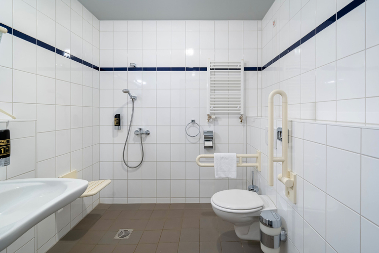 Bathroom 4, a&o Hostel Salzburg Hauptbahnhof, Salzburg