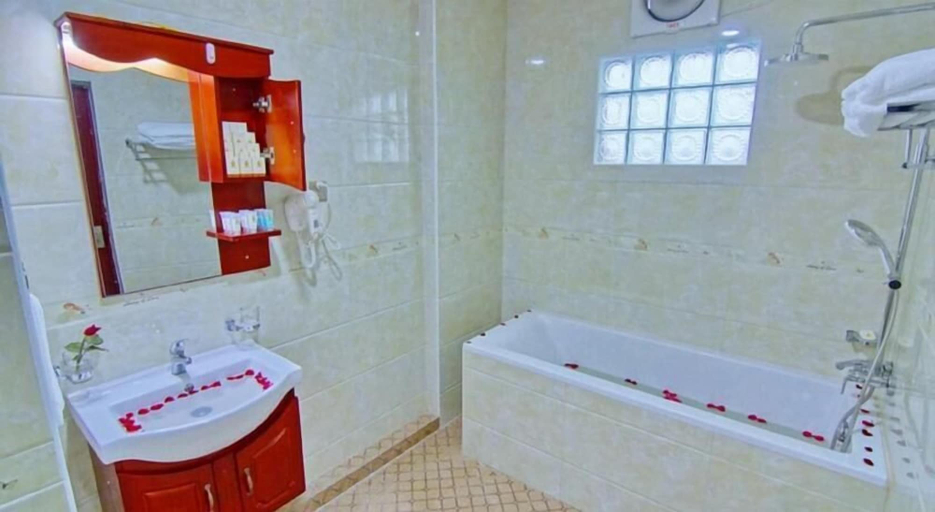 Bathroom 3, Myat Nan Yone Hotel (MNY), Mandalay