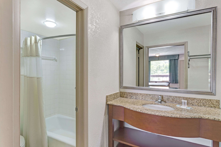 Bathroom 4, Travelodge by Wyndham Williamsburg Colonial Area, Williamsburg