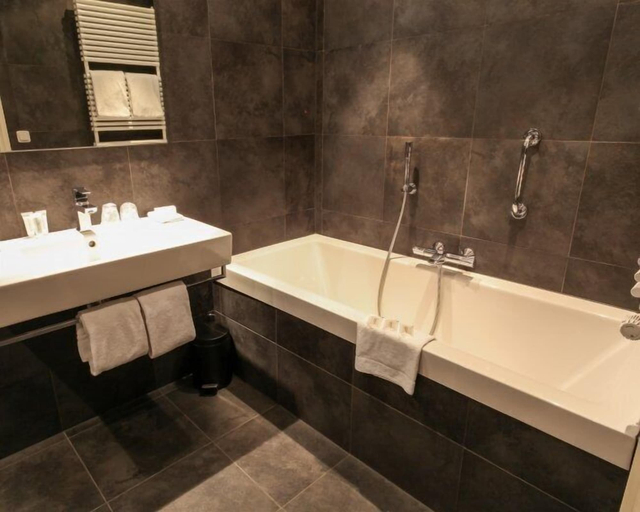 Bathroom 5, Post-Plaza Hotel & Grand Café, Leeuwarden