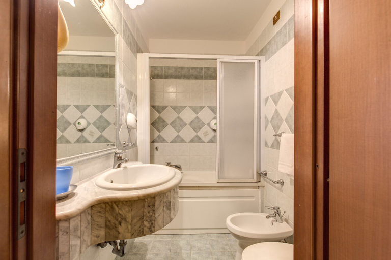 Bathroom 5, Hotel Cambridge, Rome