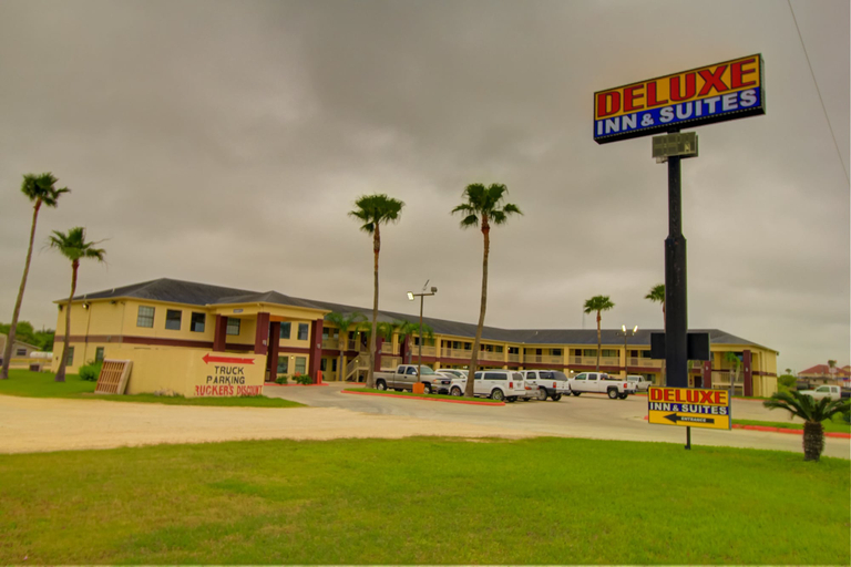 Exterior & Views 2, Deluxe Inn & Suites, Willacy