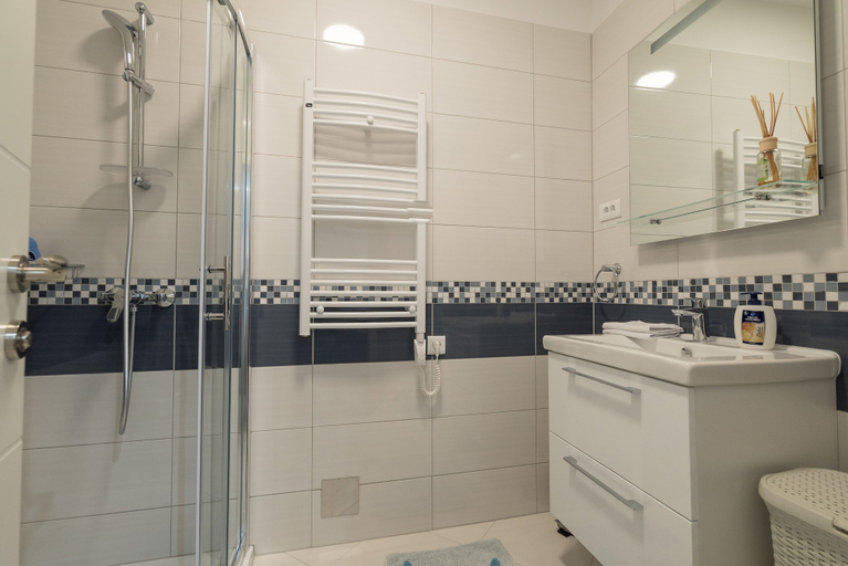 Bathroom 3, Drop In Split Suites, Split