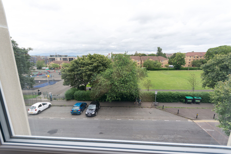 Others 3, Beautiful City Center 2 Bed Apartment with Park View, Edinburgh