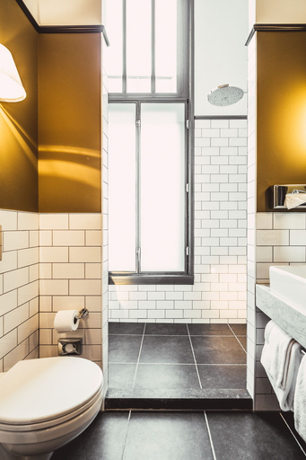 Bathroom 5, Post-Plaza Hotel & Grand Café, Leeuwarden