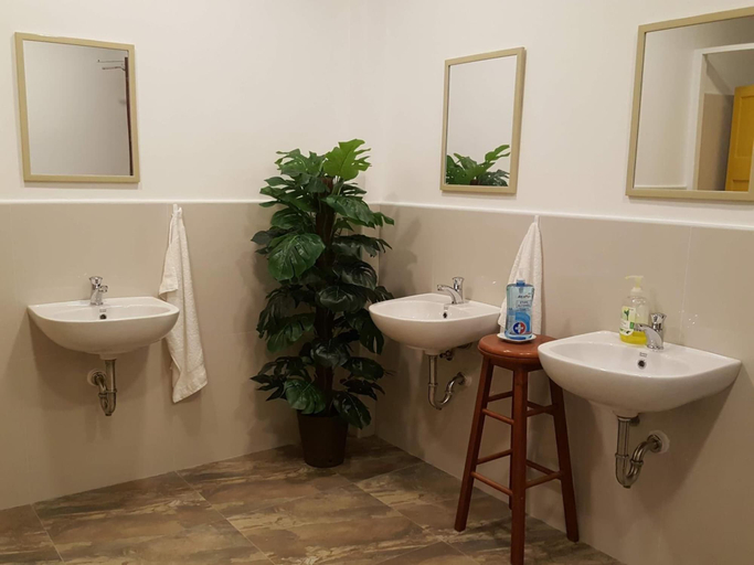 Bathroom 3, Citadel Alona Inn, Panglao
