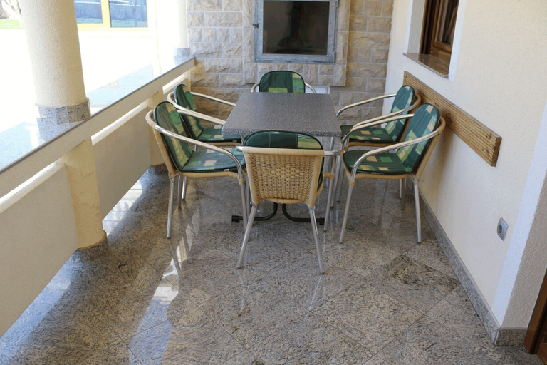 Others 4, Apartment Isic, Vir