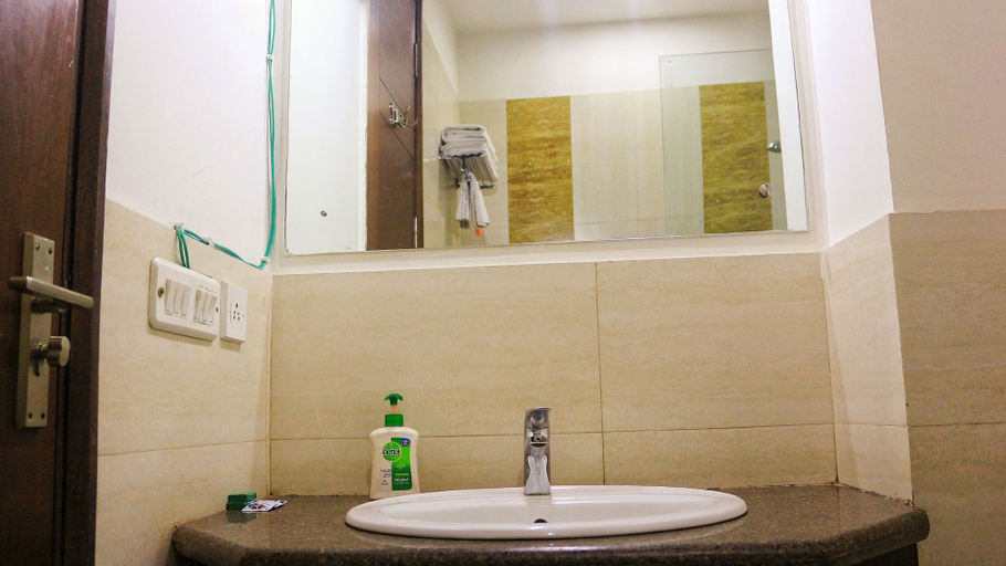 Bathroom 4, Hotel Haris MG Road Gurugram, Gurgaon
