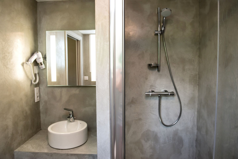 Bathroom 3, Logis Hotel Ur-Hegian, Pyrénées-Atlantiques