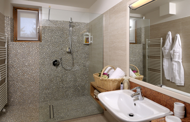 Bathroom 5, Tevini Dolomites Charming Hotel, Trento