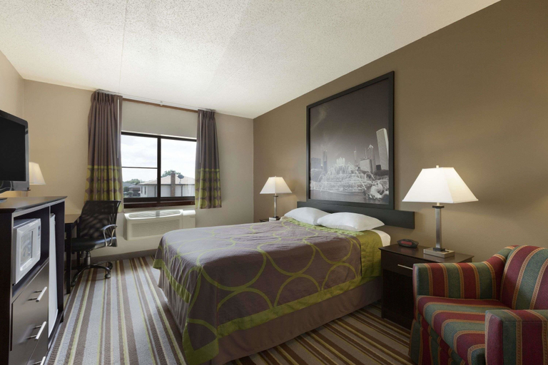 Bedroom 3, Super 8 by Wyndham Bridgeview/Chicago Area, Cook