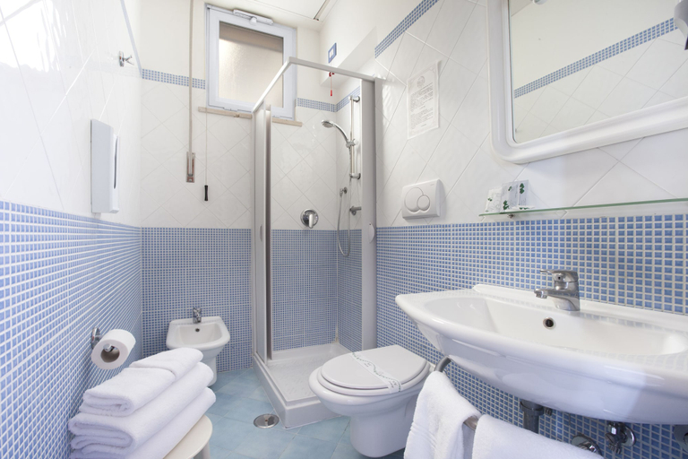 Bathroom 5, La Meridiana, Napoli