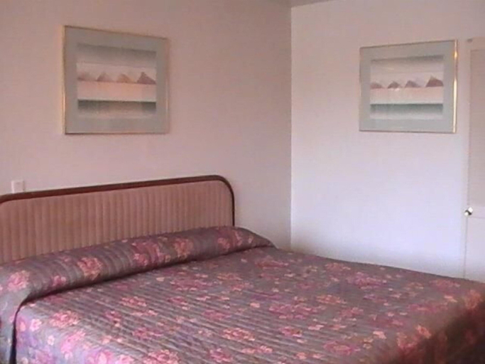 Bedroom 5, Hometown Inn Galion, Crawford