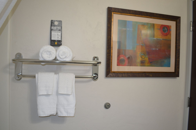 Bathroom 4, Super 8 by Wyndham Roseburg, Douglas