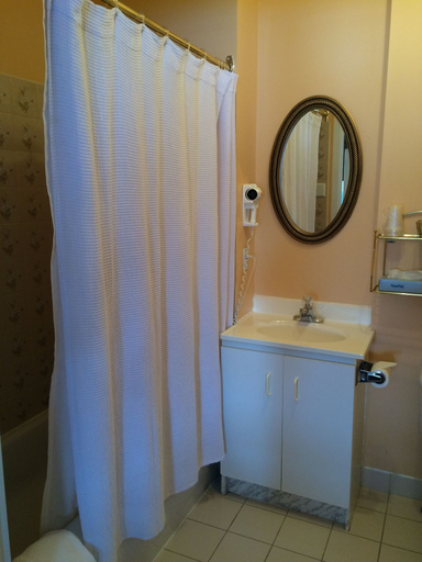 Bathroom 4, Auberge Montebello, Papineau