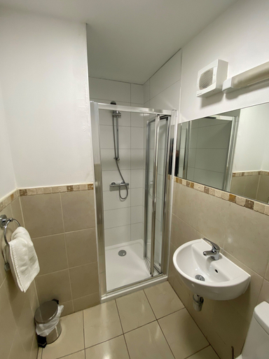 Bathroom 3, Wendover Arms, Buckinghamshire