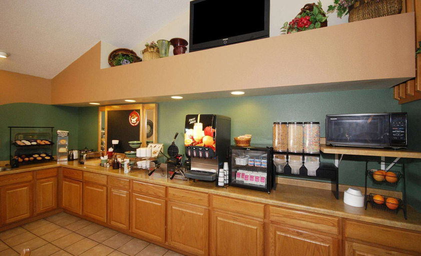Food & Drinks 5, AmericInn by Wyndham Merrill, Lincoln