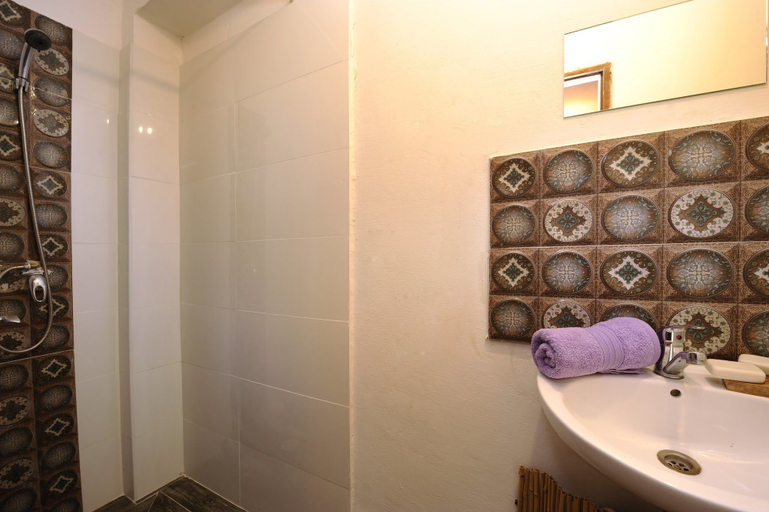 Bathroom 5, Spice Quarter Inn
