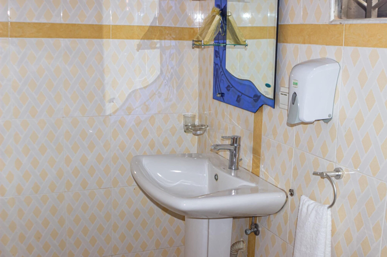 Bathroom 4, Lou Ralph Hotel, Accra