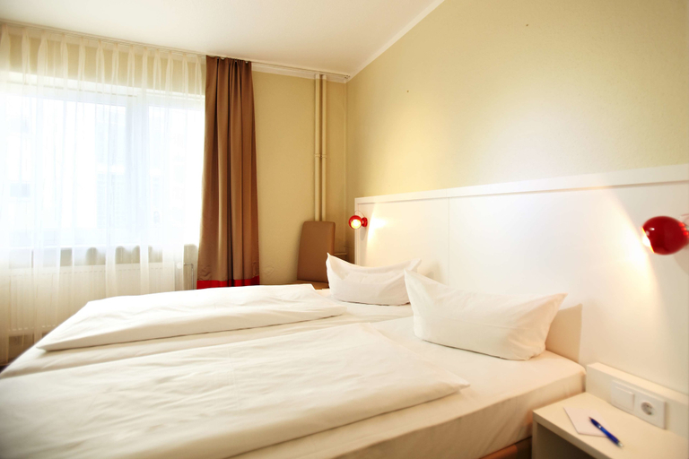 Bedroom 4, Hotel Ostseehalle Kiel by Premiere Classe, Kiel