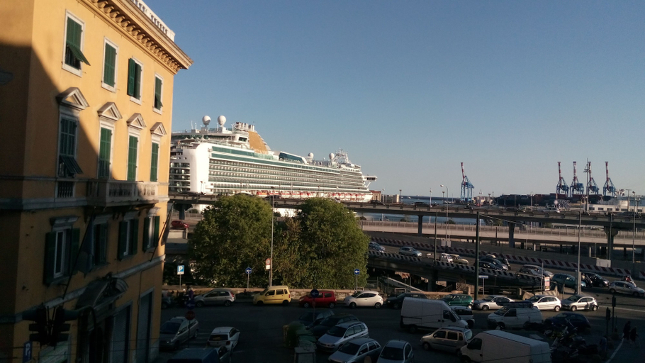 Others 5, Le Tre Stazioni, Genova