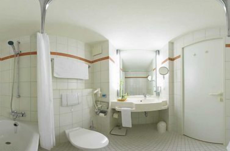 Bathroom 5, Relexa Hotel Frankfurt/ Main, Frankfurt am Main
