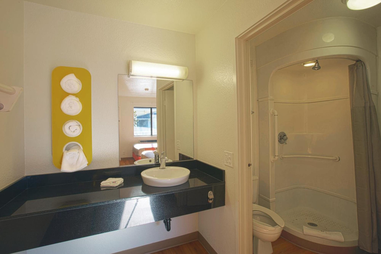 Bathroom 4, North Charleston Lodge, Charleston