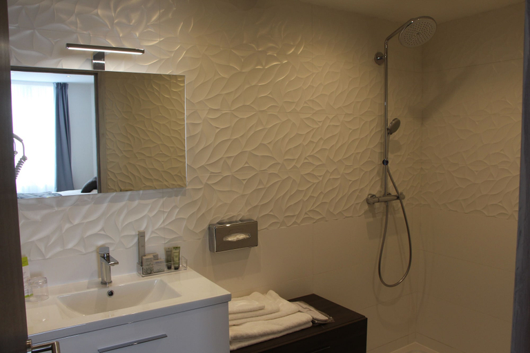 Bathroom 5, Hotel Restaurant L'Esturgeon, Yvelines